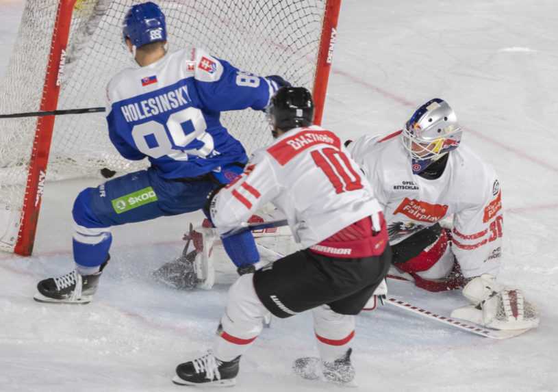 Na snímke vľavo Adrián Holešinský (Slovensko) strieľa gól na 2:2, vpravo brankár David Kickert a uprostred Florian Baltram (obaja Rakúsko).