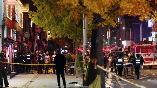 Policajti hliadkujú na ulici, kde došlo k tlačenici počas osláv Halloweenu v juhokórejskom meste Soul.