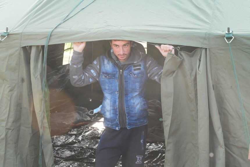 Migrant v stanovom mestečku v Kútoch.
