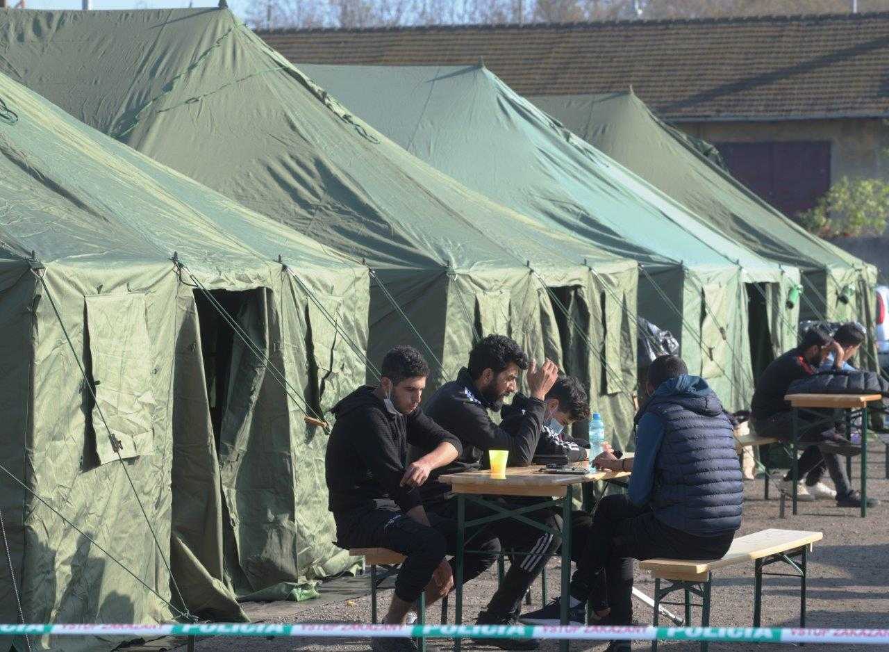 Migranti v stanovom mesteÃ„Âku v KÃƒÂºtoch.