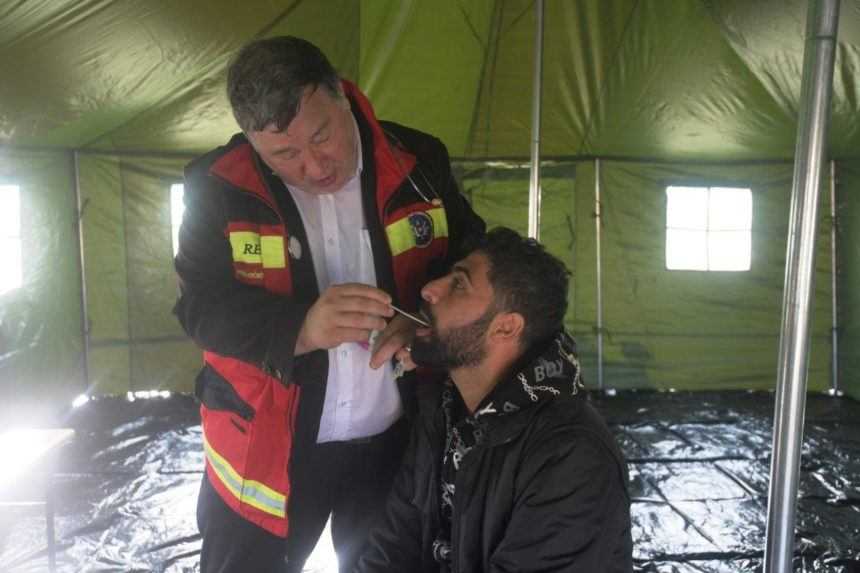 Infektológ Vladimír Krčméry vyšetruje jedného z migrantov.