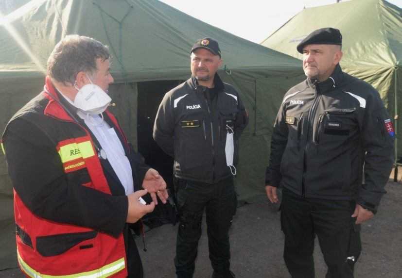 Infektológ Vladimír Krčméry a príslušníci polície.