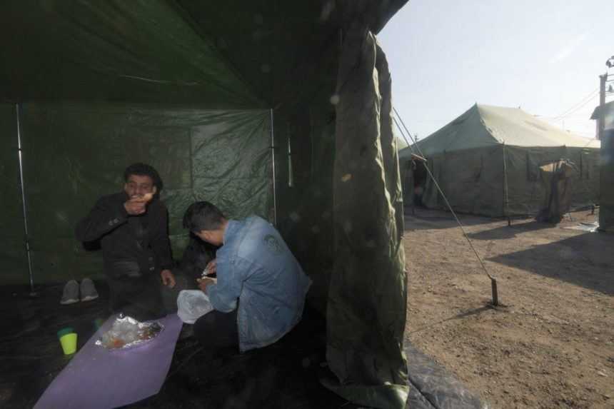Migranti v stanovom mestečku v Kútoch.