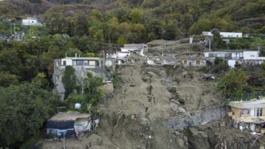 Pohľad na zničené domy po silných dažďoch a zosuvoch pôdy v meste Casamicciola na talianskom ostrove Ischia.