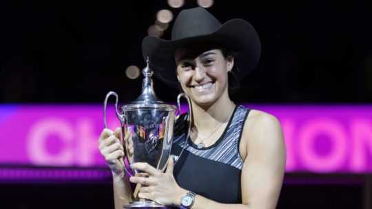 Francúzska tenistka Caroline Garciová pózuje s trofejou po víťazstve nad Arinou Sobolenkovou z Bieloruska vo finále dvojhry na MS WTA Tour v americkom Fort Worthe