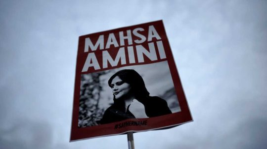 Transparent s podobizňou 22-ročnej Iránky Mahsy Amíníovej, ktorá zomrela krátko po zadržaní mravnostnou políciou.