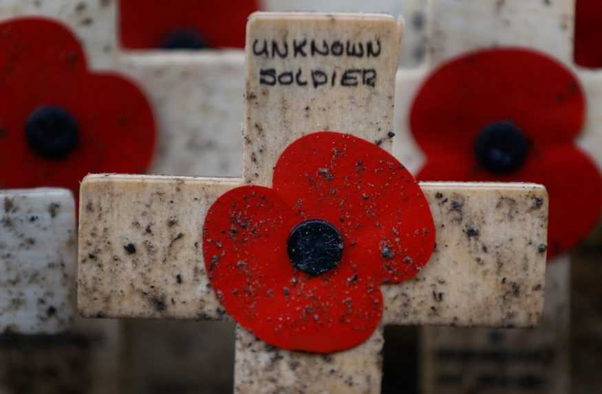 Symbolick&eacute; n&aacute;hrobky s červen&yacute;mi makmi.