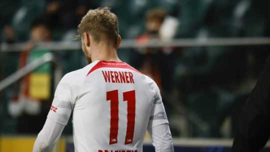 Timo Werner, hráč z RB Lipsko, opúšťa ihrisko po tom, čo sa zranil.