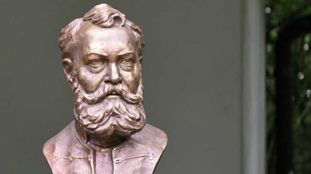 Na snímke busta Štefana Marka Daxnera.