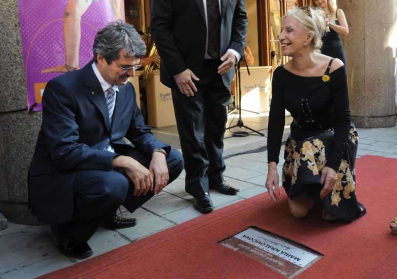 Na sn&iacute;mke herečka M&aacute;ria Kr&aacute;ľovičov&aacute; a vtedaj&scaron;&iacute; prim&aacute;tor Bratislavy Milan Ft&aacute;čnik po odhalen&iacute; pam&auml;tnej dlaždice v roku 2011.