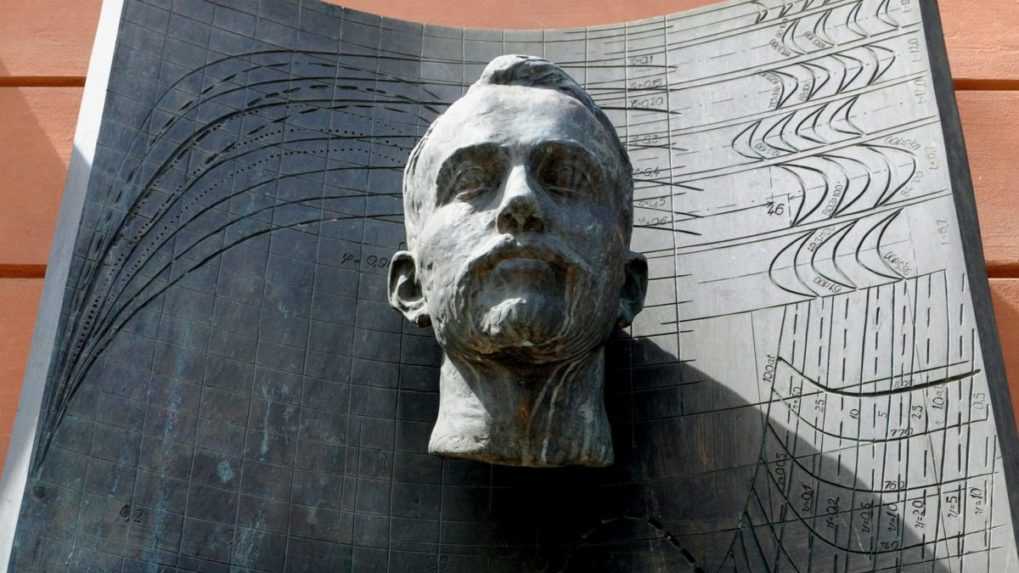 Busta Aurela Stodolu na budove Slovenského technického múzea v Košiciach.