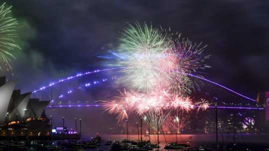 Ohňostroj nad mostom Sydney Harbour Bridge.