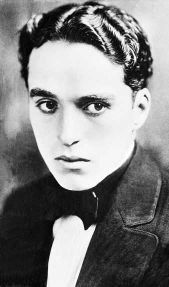 Na archívnej snímke z roku 1914 herec Charlie Chaplin na neznámom mieste.