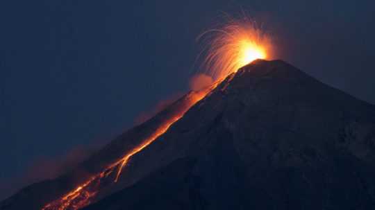 Na snímke je guatemalská sopka Fuego, ktorá chrlí horúcu lávu z krátera.