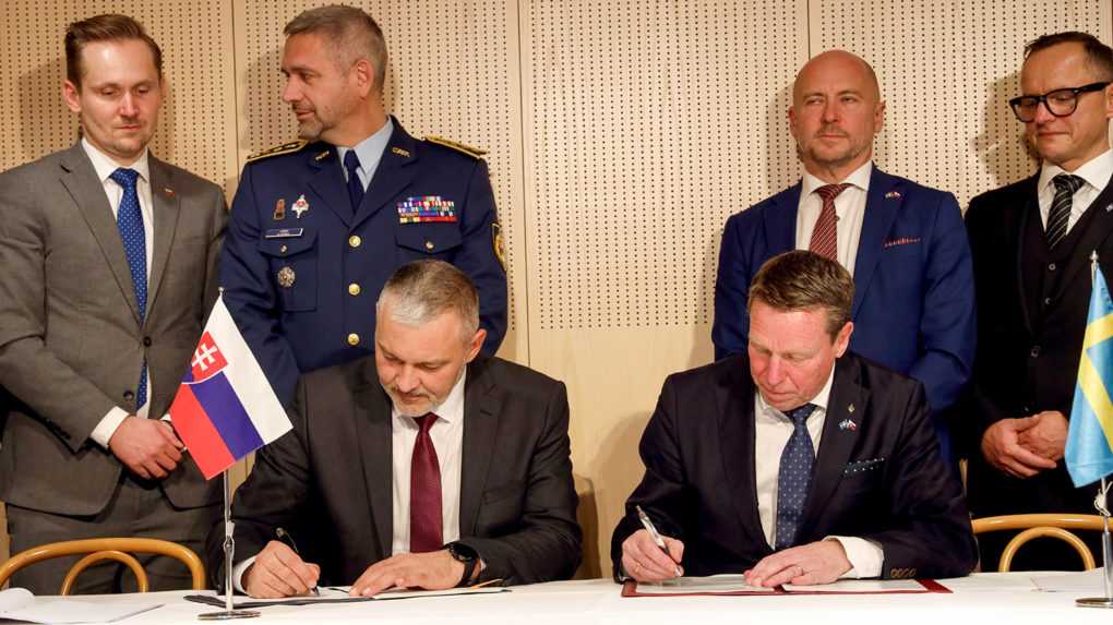 Na snímke podpisovanie dohody medzi Slovenskom a Švédskom.