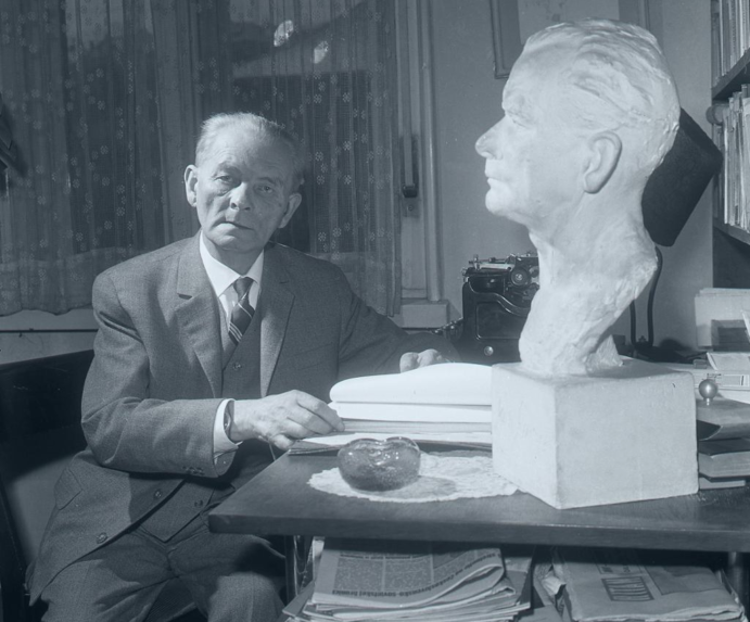 Na snímke básnik Ján Smrek.