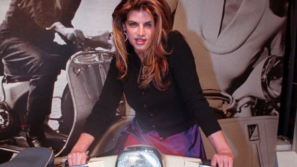 Herečka Kirstie Alleyov&aacute; p&oacute;zuje na sk&uacute;tri legend&aacute;rnej značky Vespa.