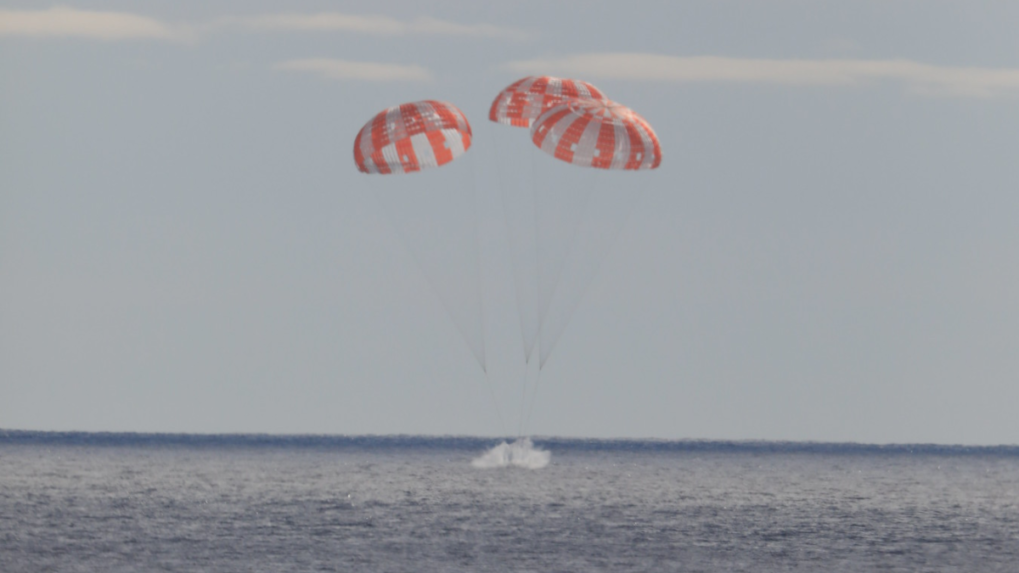 Vesmírna kapsula Orion bezpečne dopadla do Pacifiku