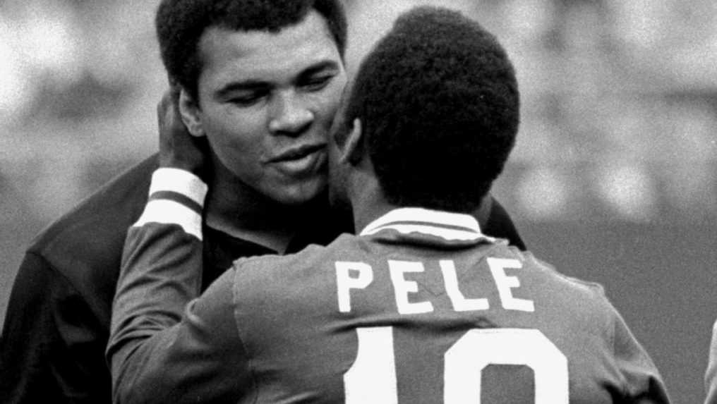 Na arch&iacute;vnej sn&iacute;mke z roku 1977 futbalista Pel&eacute; a americk&yacute; boxer Muhammad Ali.