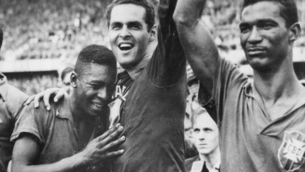 Na arch&iacute;vnej sn&iacute;mke z roku 1958 sedemn&aacute;sťročn&yacute; braz&iacute;lsky futbalista Pel&eacute; (vľavo) plače na ramene brank&aacute;ra Gilmara Dos Santosa Nevesa (uprostred) po v&yacute;hre nad &Scaron;v&eacute;dskom vo fin&aacute;le MS.