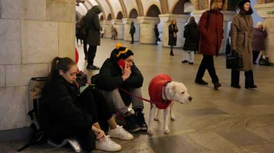 Ľudia sa ukrývajú v metre počas ruského raketového útoku v Kyjeve.