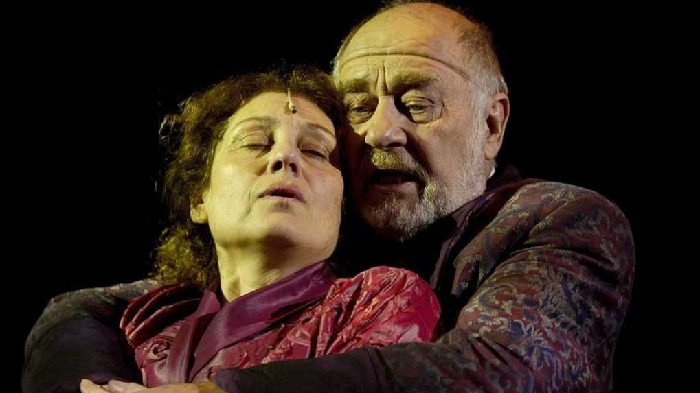 Na sn&iacute;mke zľava Soňa Valentov&aacute; a Leopold Haverl počas gener&aacute;lnej sk&uacute;&scaron;ky muzik&aacute;lu Kabaret.