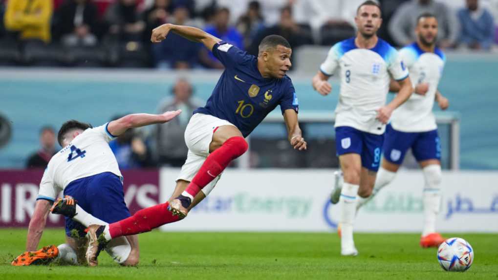 Francúzsky hráč Kylian Mbappé (vpravo) v súboji s Angličanom Declanom Riceom