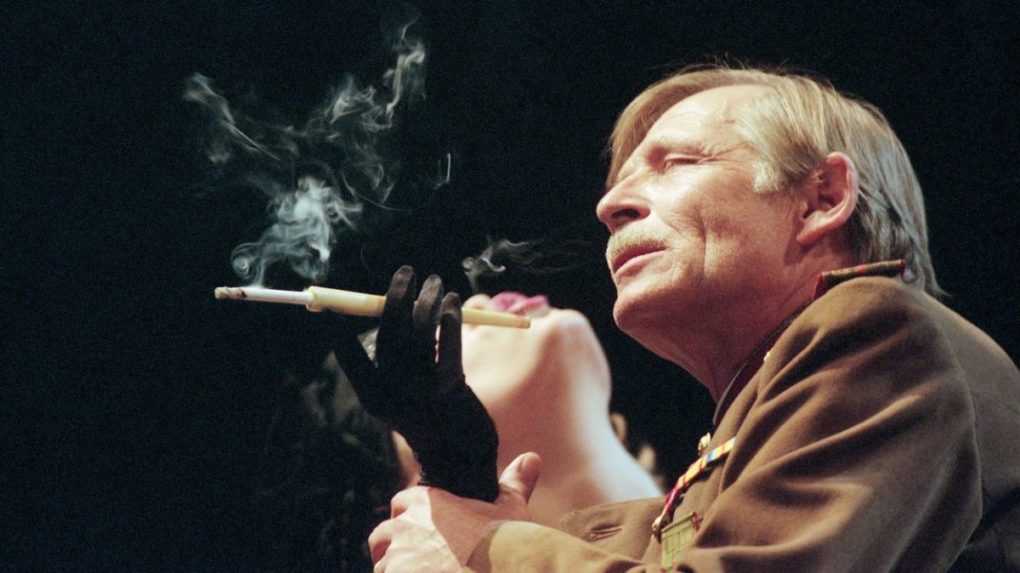 Na archívnej snímke herec Jiří Kodet s kolegyňou Hanou Ševčíkovou v divadelnej adaptácii románu Bohumila Hrabalu s názvom Obsluhoval som anglického kráľa.