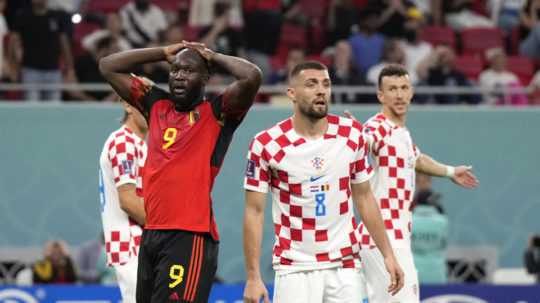 Belgický futbalista Romelu Lukaku (vľavo) reaguje po nepremenenej šanci počas zápasu základnej F-skupiny Chorvátsko - Belgicko na majstrovstvách sveta vo futbale v katarskom meste Al-Rajján.