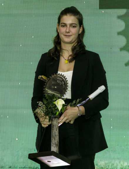 Na snímke bikrosárka Dominika Maníková, ktorá zvíťazila v kategórii BMX/Racing, pózuje počas slávnostného udeľovania ocenení v ankete Zlatý pedál.