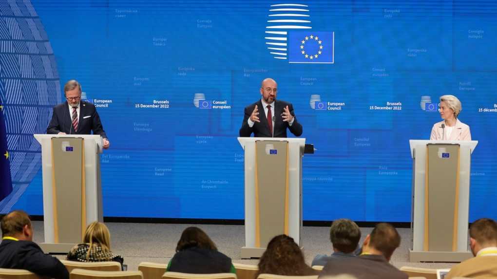 Zľava česk&yacute; premi&eacute;r Petr Fiala, predseda Eur&oacute;pske rady Charles Michel a predsedn&iacute;čka Eur&oacute;pskej komisie Ursula von der Leyenov&aacute;.