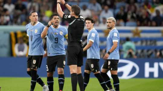 Uruguajský futbalista Luis Suarez (9) v diskusii s rozhodcom Danielom Siebertom počas zápasu základnej H-skupiny Ghana - Uruguaj na majstrovstvách sveta vo futbale v katarskom meste Wakra.