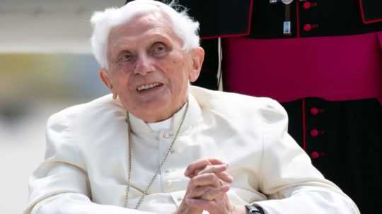 Na archívnej snímke z 22. júna 2020 emeritný pápež Benedikt XVI., občianskym menom Joseph Ratzinger prichádza na letisko do nemeckého Freisingu.