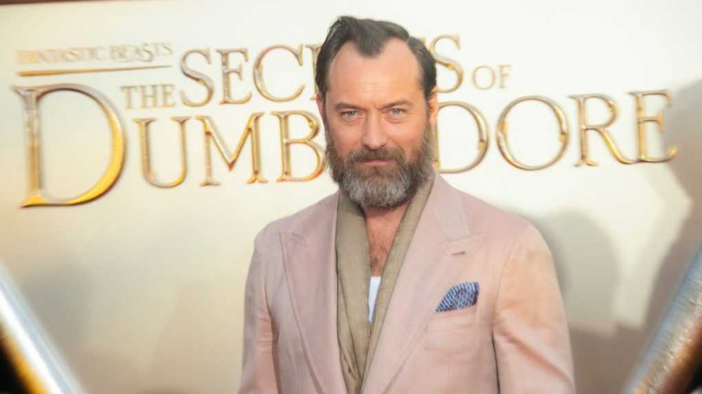 Jude Law p&oacute;zuje fotografom pri pr&iacute;chode na svetov&uacute; premi&eacute;ru filmu Fantastick&eacute; zvery: Tajomstv&aacute; Dumbledora v marci 2022.
