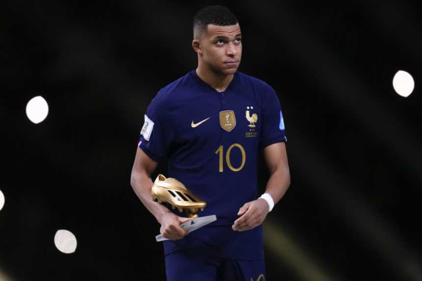 Francúz Kylian Mbappe si prevzal Zlatú kopačku pre najlepšieho strelca šampionátu.