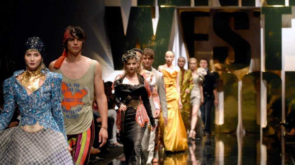 Na snímke módna prehliadka Vivienne Westwoodovej, ktorá sa konala v Bratislave v roku 2009. Na snímke modelky a modely kráčajú po móle v šatách tejto britskej návrhárky.