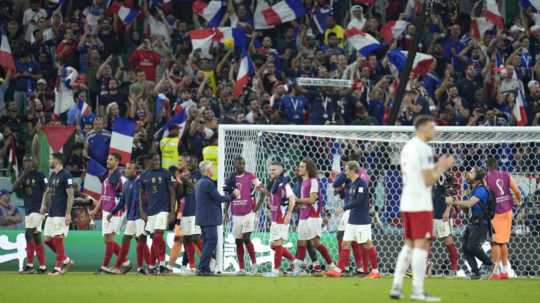 Futbalisti Francúzska sa tešia z výhry nad Poľskom a postupom do štvrťfinále.