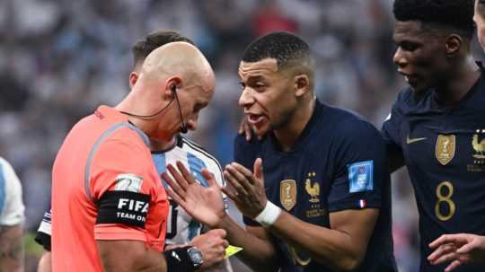 Francúzska hviezda Kylian Mbappe argumentuje s rozhodcom počas finále MS v Katare.