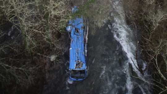 Na snímke autobus leží v rieke Lérez po páde z mosta v španielskom Pontevedra.