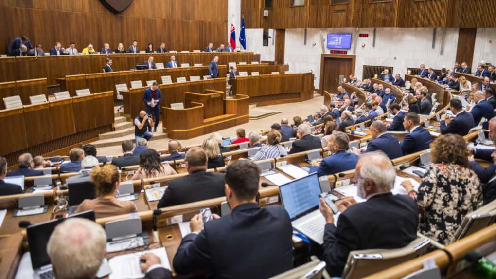 Niektorí nezaradení poslanci ešte nevedia, ako zahlasujú pri odvolávaní Hegerovej vlády