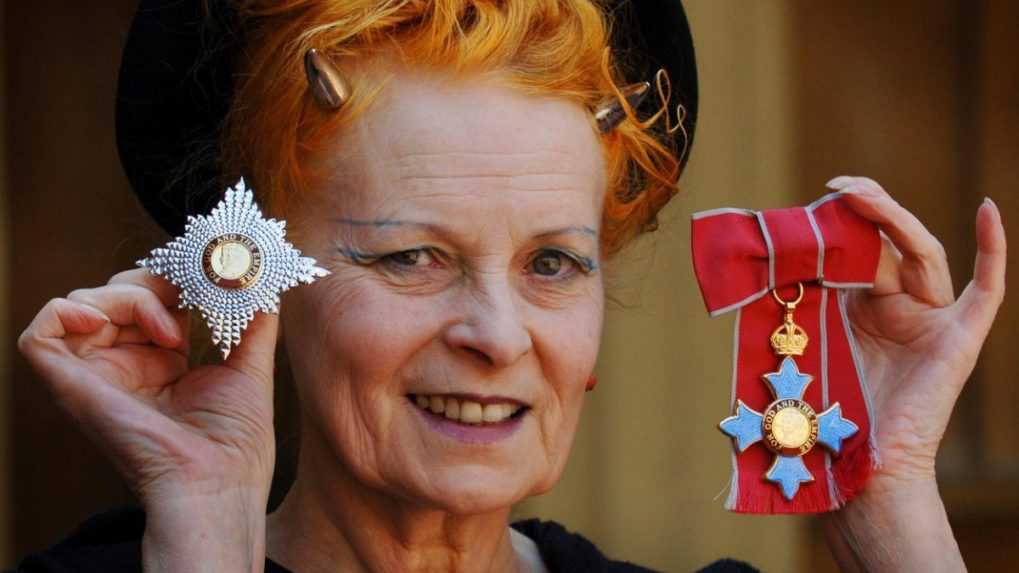 Na snímke Vivienne Westwoodová pózuje s oceneniami, ktoré dostala za svoju tvorbu.