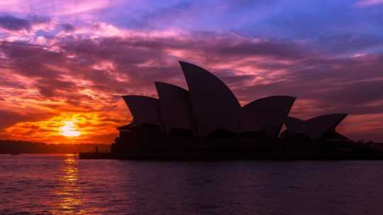 Silueta Opery v Sydney pri západe slnka.