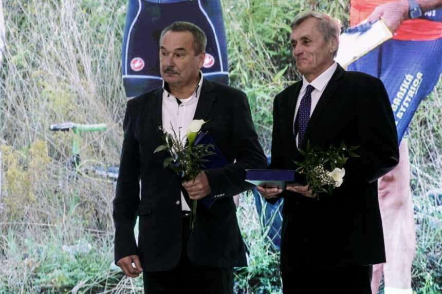 Na snímke zľava cyklista, tréner a funkcionár Pavol Gálik a cyklista, tréner a sprava funkcionár Ladislav Longauer, ktorí získali Cenu za celoživotný prínos pre slovenskú cyklistiku.