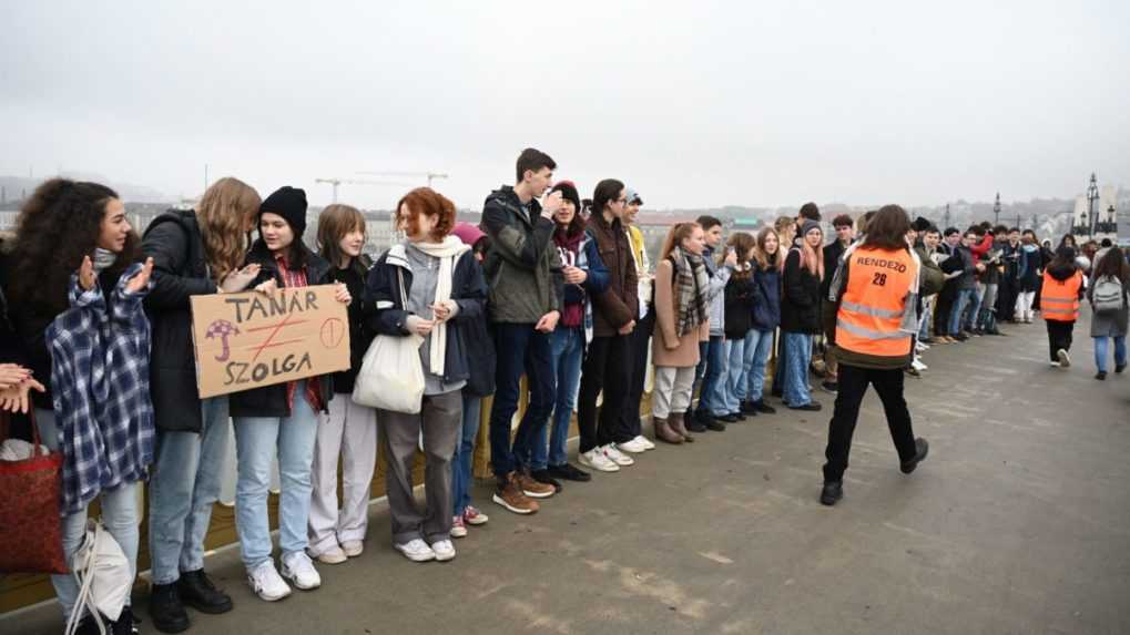 Ľudia vytvárajú živú reťaz a držia transparent s nápisom Učitelia nie sú sluhovia v Budapešti. Archívna snímka z novembra.
