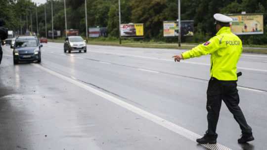 Na snímke policajt zastavuje vozidlo.