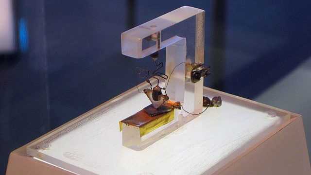 Na archívnej snímke prvý tranzistor vyrobený v roku 1947.