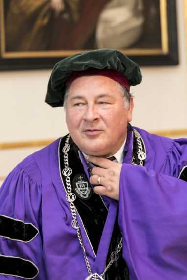 Na snímke Vladimír Krčméry po vymenovaní rektora Vysokej školy zdravotníctva a sociálnej práce sv. Alžbety v Bratislave prezidentom SR Andrejom Kiskom v Bratislave 15. marca 2017.