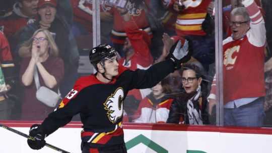 Slovenský hokejista Adam Ružička v drese Calgary Flames.