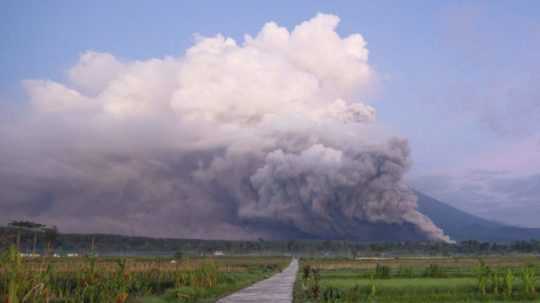 Sopka Semeru na ostrove Jáva v Indonézii.