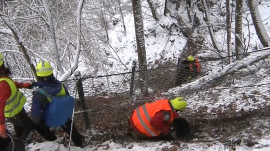 Pracovníci čistia zadržiavace siete pod Strečnom.